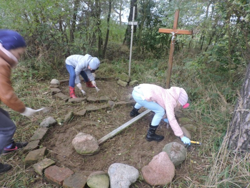 Zuchy sprzątanie grobów